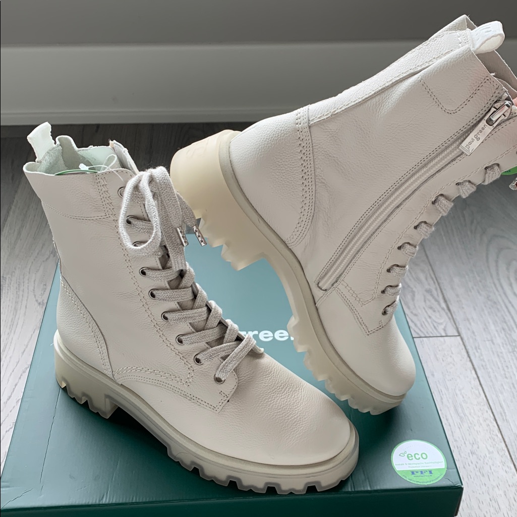 Leather Boots Off-White Leather. Lug Sole.